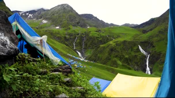 Julio 2022 Himachal Pradesh India Múltiples Tiendas Campaña Coloridas Campamento — Vídeo de stock