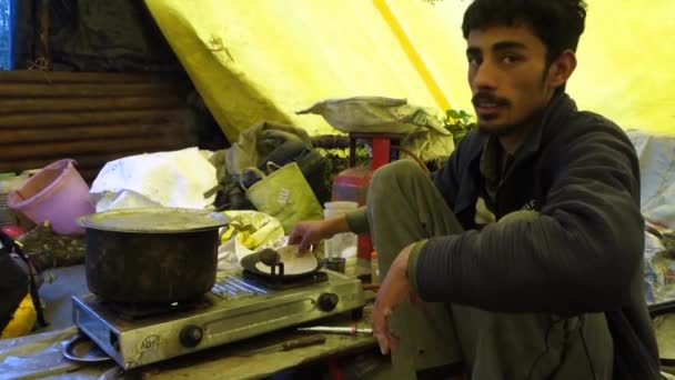 Julio 2022 Himachal Pradesh India Joven Aldeano Cocinando Preparando Comida — Vídeos de Stock
