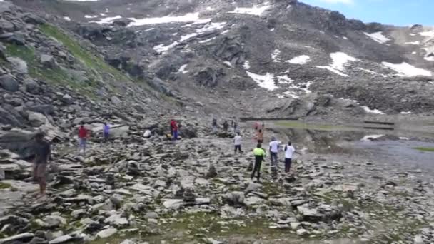 Ιουλίου 2022 Himachal Pradesh Ινδία Πιστοί Προσεύχονται Στη Λίμνη Nain — Αρχείο Βίντεο