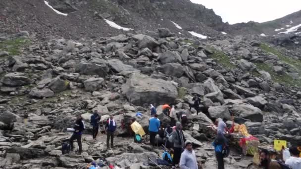 Julio 2022 Himachal Pradesh India Devotos Ofreciendo Sus Oraciones Lago — Vídeo de stock