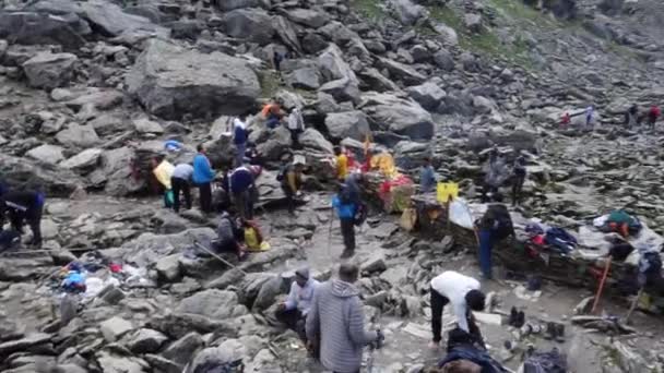 2022年7月14日 印度喜马偕尔邦 在喜马拉雅山Shrikhand Mahadev Kailash Yatra期间在Nain Sarovar湖祈祷的被奉献者 — 图库视频影像