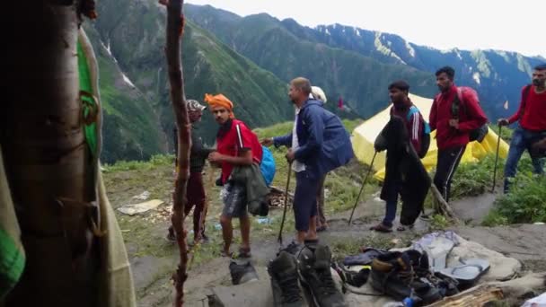 2022年7月14日 印度喜马偕尔邦 喜马拉雅山Shrikhand Mahadev Kailash Yatra期间 背着背包和手杖徒步旅行的人 — 图库视频影像