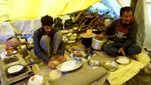 Julho 2022 Himachal Pradesh Índia Jovem Aldeão Cozinhar Preparar Comida — Vídeo de Stock