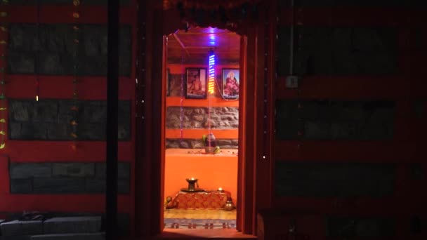 2022年7月14日 印度喜马偕尔邦 一个小的印度教礼拜场所 在湿婆领主的标志里面有湿婆林加 喜马拉雅山的Kailash Yatra — 图库视频影像