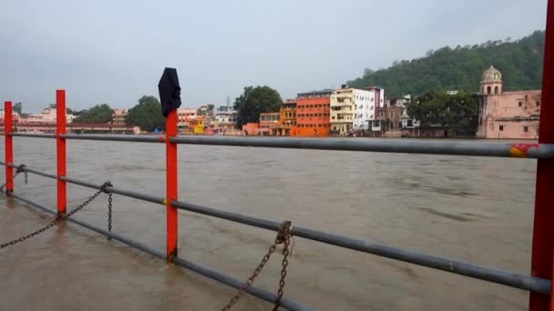 Juli 2022 Haridwar Indien Vidvinkelutsikt Över Floden Ganges Rinner — Stockvideo