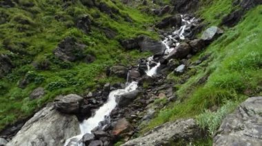 Dağdan aşağı akan bir su akıntısı. Shrikhand Mahadev Kailash Himalaya Yatra 'da şelaleler. Himachal Pradesh Hindistan.