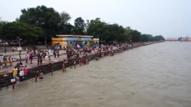 8 Temmuz 2022 Haridwar India. Ganj Nehri 'nin geniş açılı görüntüsü .