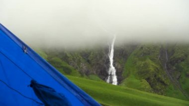 14 Temmuz 2022, Himachal Pradesh Hindistan. Bheem Dwari ana kampında çok renkli çadırlar var. Arka planda güzel dağlar ve şelaleler var. Shrikhand Mahadev Kailash Himalaya Yatra.