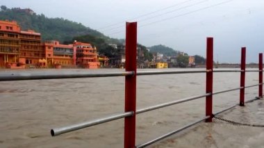 8 Temmuz 2022 Haridwar India. Ganj Nehri 'nin geniş açılı görüntüsü .