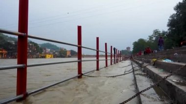 8 Temmuz 2022 Haridwar India. Halkın güvenliği için Ganj nehrinin ghat ve kıyısında barikat kuran zincirler ve demir barikatlar..