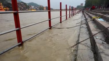 8 Temmuz 2022 Haridwar India. Halkın güvenliği için Ganj nehrinin ghat ve kıyısında barikat kuran zincirler ve demir barikatlar..