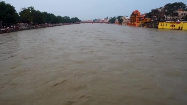 Juli 2022 Haridwar Indien Weitwinkelblick Auf Den Fließenden Ganges — Stockvideo