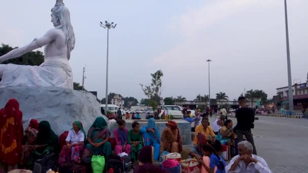 Juli 2022 Haridwar India Mensen Wachten Trein Het Station Van — Stockvideo