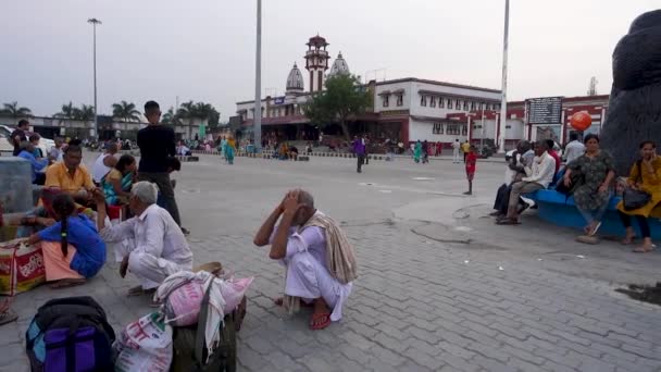 Juli 2022 Haridwar India Mensen Wachten Trein Het Station Van — Stockvideo