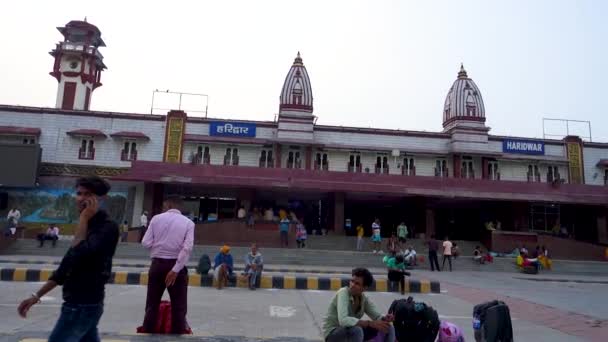 2022年7月4日Haridwar India 哈里德瓦尔火车站大楼 周围都是等候的人 — 图库视频影像
