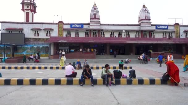 Lipca 2022 Haridwar Indie Budynek Dworca Kolejowego Haridwar Ludźmi Siedzącymi — Wideo stockowe