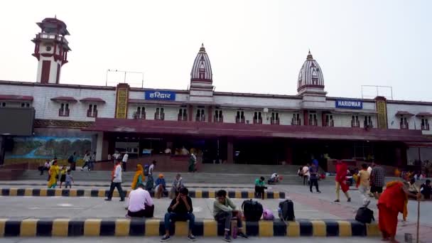 Juli 2022 Haridwar India Haridwar Treinstation Gebouw Met Mensen Zitten — Stockvideo
