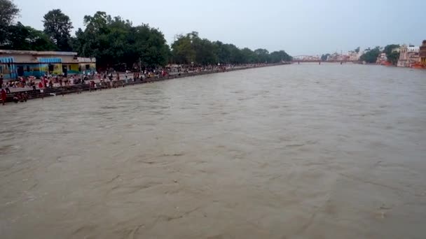 Juli 2022 Haridwar Indien Vidvinkelutsikt Över Floden Ganges Rinner — Stockvideo