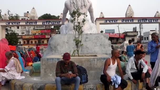 2022年7月4日Haridwar India 哈里德瓦尔火车站的湿婆神像 周围的人都坐在那里等待着 — 图库视频影像