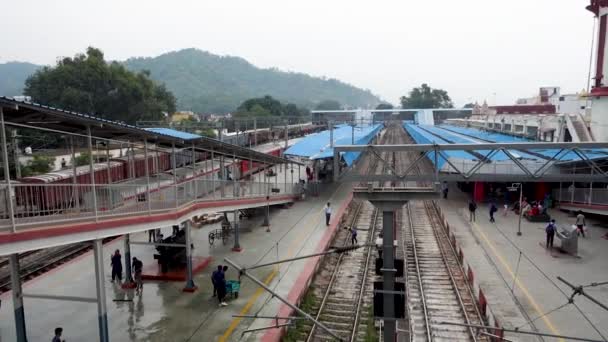 2022年7月4日Haridwar India 哈里德瓦尔铁路与铁路轨道和月台交汇处的空中景观 — 图库视频影像