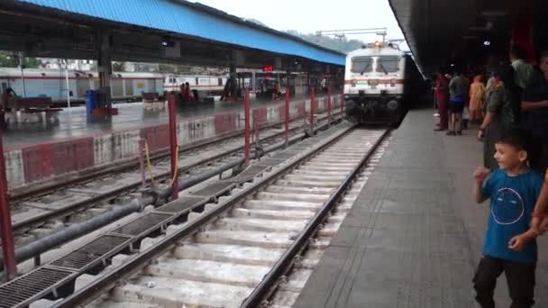 Julio 2022 Haridwar India Tren Que Llega Andén Ferrocarriles Del — Vídeos de Stock