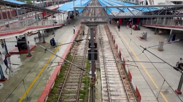 2022年7月4日Haridwar India 哈里德瓦尔铁路与铁路轨道和月台交汇处的空中景观 — 图库视频影像