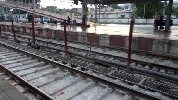 Julio 2022 Haridwar India Primer Plano Las Vías Del Ferrocarril — Vídeo de stock