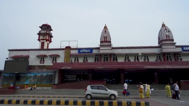 Juli 2022 Haridwar India Haridwar Treinstation Gebouw Met Mensen Zitten — Stockvideo
