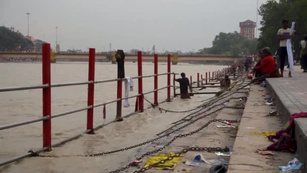 Juli 2022 Haridwar Indien Kedjor Och Järnbarrikader Vid Ganges Flodmynningar — Stockvideo