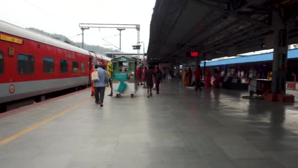 Juli 2022 Haridwar Indien Människor Järnvägsplattformen Haridwar — Stockvideo