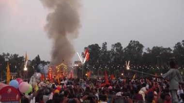 19 Ekim 2022, Dehradun, Uttarakhand, Hindistan. Vijayadashami Festival Fuarı (DUSSEHRA) sırasında denge çubuğuyla ip yürüyüşü yapan küçük bir kız kalabalığın önünde.