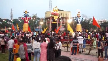 19 Ekim 2022, Dehradun, Uttarakhand, Hindistan. Ravana, Kumbkarana ve Meghnath kuklaları Vijayadashmi festivalinde etraftaki tüm insanlar.