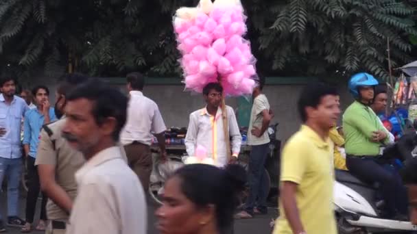 Жовтня 2022 Дехрадун Уттаракханд Індія Відчайдушний Бідний Чоловік Продає Рожеві — стокове відео