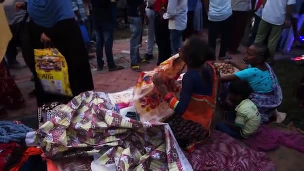 Oktober 2022 Dehradun Uttarakhand India Vrouwen Straatverkopers Verkopen Handgemaakte Handweefgetouwen — Stockvideo