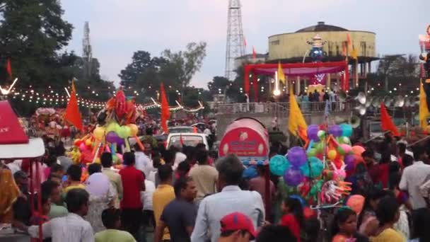 2022年10月19日 インド ウッタラーカンド州デフラダン Vijayadashmi祭りの間にラバナ クムバカナとMeghnathの像は 周りの人々とのフェア — ストック動画