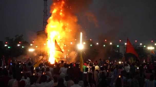 2022年10月19日 インド ウッタラーカンド州デフラダン ヴィジャヤダシュミの祭りでは ラバナ クムバカナ メグナスなどが火をつけます — ストック動画