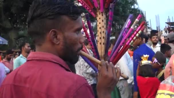 Oktober 2022 Dehradun Uttarakhand Indien Ein Straßenhändler Verkauft Bambusflöten Während — Stockvideo
