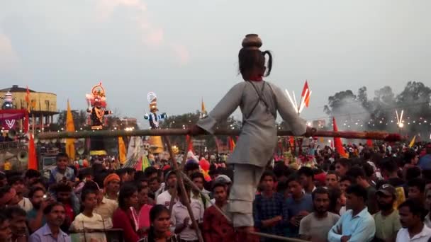 Oktober 2022 Dehradun Uttarakhand Indien Liten Flicka Utför Rep Promenad — Stockvideo
