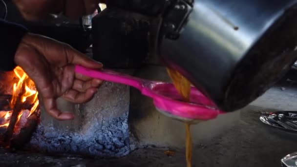 Cinematikus Lassított Felvétel Tea Felszolgáló Vidéki Környezetben Indiában — Stock videók