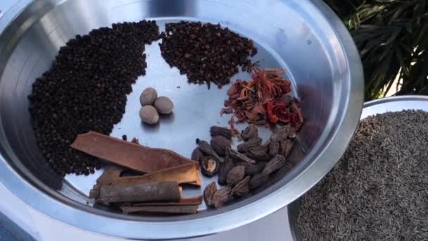 在一个大金属碗上放了一小杯干的全印度香料 — 图库视频影像