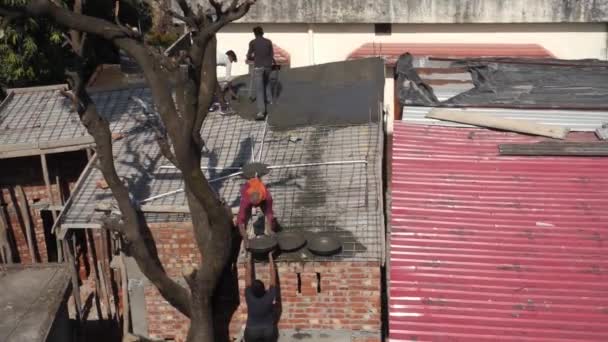 Octobre 2022 Dehradun Uttarakhand Inde Travailleurs Construction Portant Béton Pendant — Video