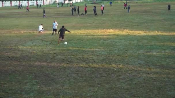 2022 우타라칸드의 입니다 남자들 운동장에서 축구를 있습니다 동작으로 미식축구를 — 비디오