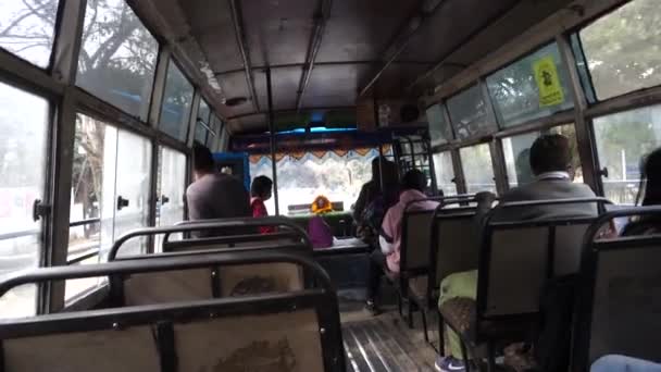Октября 2022 Года Дехрадун Уттаракханд Индия Внутри Движущегося Автобуса Общественного — стоковое видео