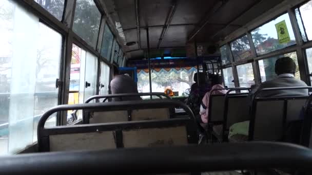 2022年10月14日インド ウッタラーカンド州デフラダン仮面をかぶった乗客を乗せた移動公共交通機関のバスの中 — ストック動画