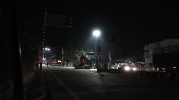2022年10月14日 インド ウッタラーカンド州デフラダン 交差点で早朝にオンとオフに点滅し続ける街路灯 — ストック動画