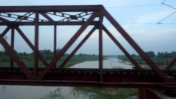 Παράλληλη Σιδηροδρομική Γέφυρα Χάλυβα Ένα Ποτάμι Που Ρέει Κάτω Ινδία — Αρχείο Βίντεο
