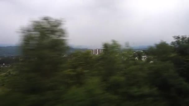 Poza Doliną Odległym Widokiem Miasta Przez Okno Jadącego Pociągu Podczas — Wideo stockowe