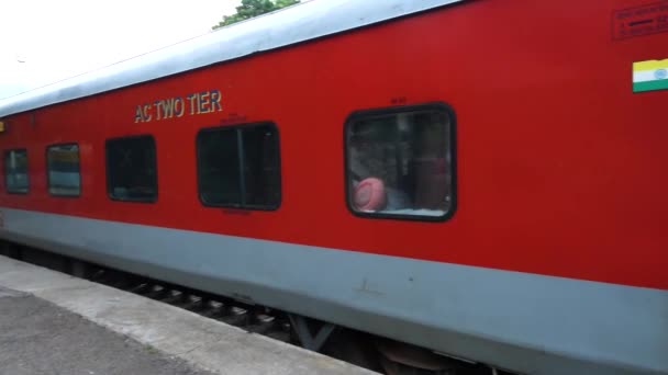 2022年7月4日查谟和克什米尔印度14609 Rishikesh Smvd Katra Hemkunt Express站在铁路站台上 — 图库视频影像