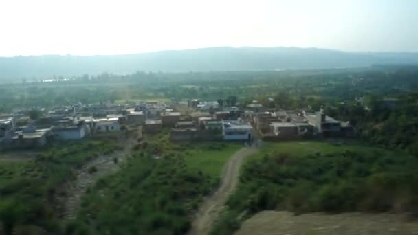 在前往Mata Vaishno Devi圣地的途中 通过一列移动的火车的窗户 可以看到山谷外和遥远的城市景观 卡特拉特快查谟和克什米尔 — 图库视频影像