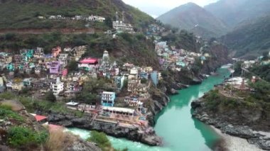 24 Ocak 2022. Uttarakhand Hindistan. Devpray Ag 'da Confluence ya da Sangam' ın sinematik çekimi. Kutsal nehirler Bhagirathi ve Alaknanda birleşir ve Ganga adını alır..
